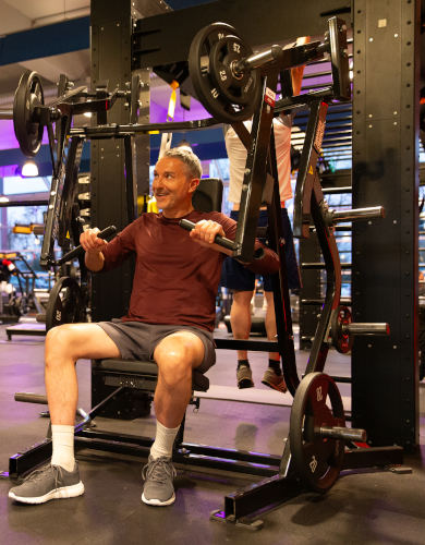 Bild Mann trainiert an Trainingsgerät