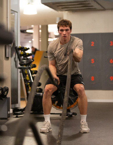 Bild Mann trainiert mit Battle Ropes