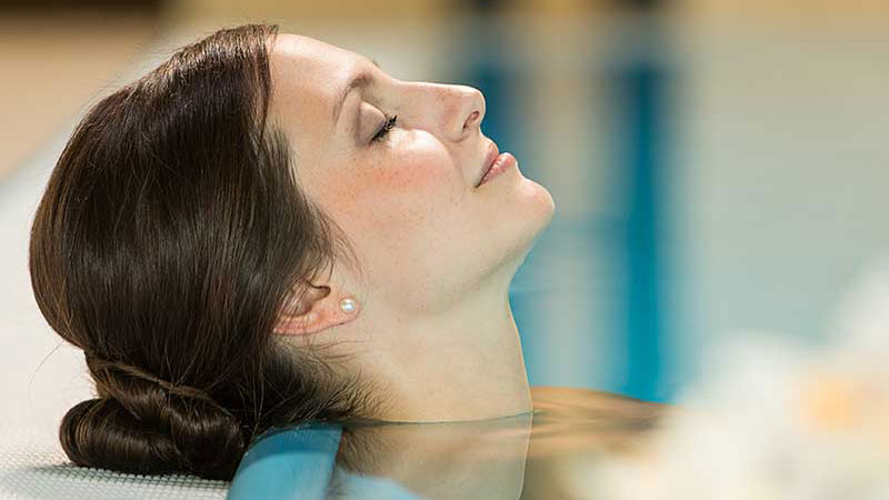 Relaxing in den Wellnesspools der Fitnessstudios Pfitzenmeier