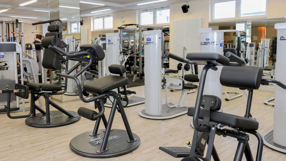 Hochwertige Geräte auf derTrainingsfläche im Pfitzenmeier Studio Schwetzingen MediFit