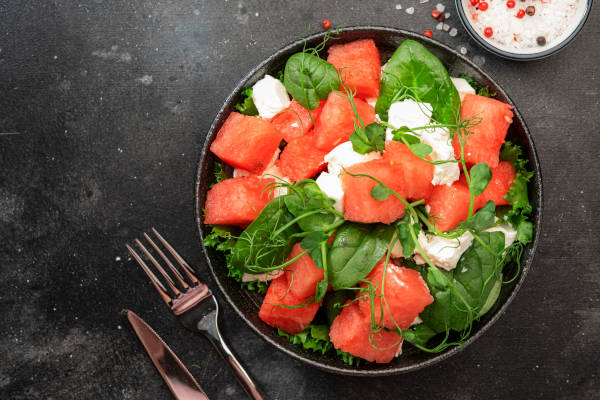 Wassermelonensalat mit Feta und Spinat