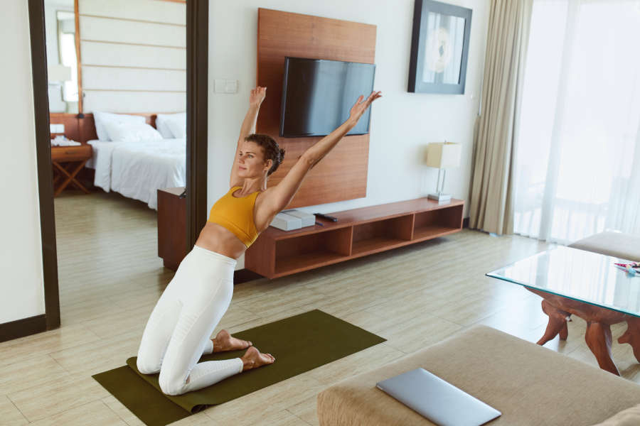 Beckenboden-Übung Kniestand