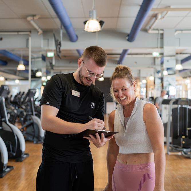 Bild: Trainer bei der Trainingsplangestaltung
