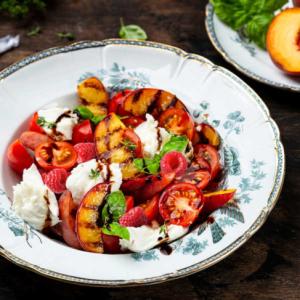 Pfirsich-Tomaten-Mozzarella-Salat Thumbnail