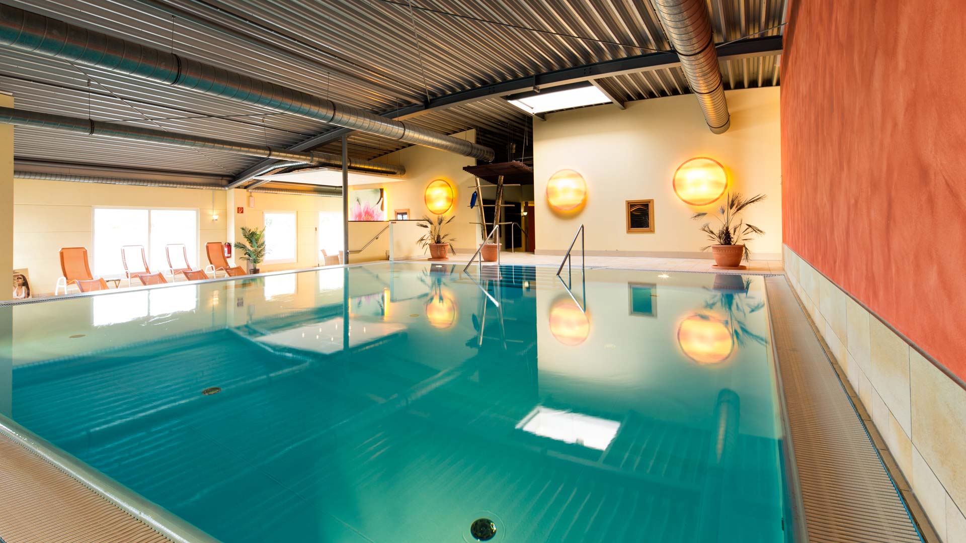 Wellnesspool im Wellnessbereich der Pfitzenmeier Resorts & Clubs
