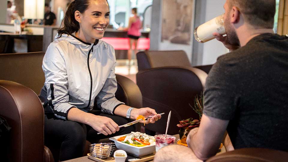 Genießen Sie kleine Snacks in den Bistros und Lounges der Fitnessstudios Pfitzenmeier