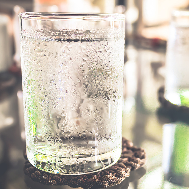 Warmes Glas Wasser jeden Morgen