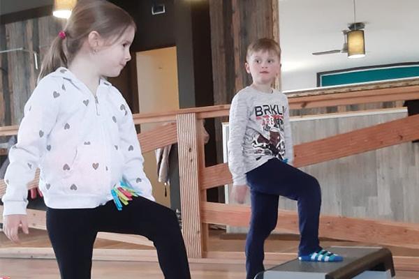 Hindernissparcour mit den Kids für Drinnen und Draußen